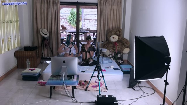 Webcam stars Lisa Fox and Kira Foxxi behind the scenes. Squirt each other