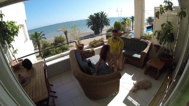 Sexo sigiloso en balcon de playa mientras pasea la gente cerca