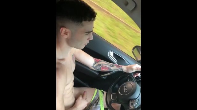 Ángel Gómez Dando un paseo en su Coche desnudó