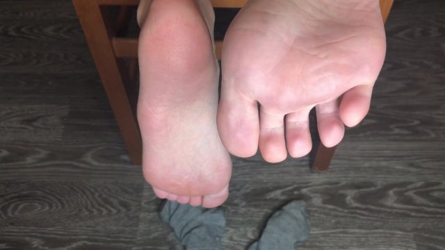 STUDENT GIRL SHOW FOOT IN GRAY SOCKS SMELL SOCKS AND WORSHIP FETISH