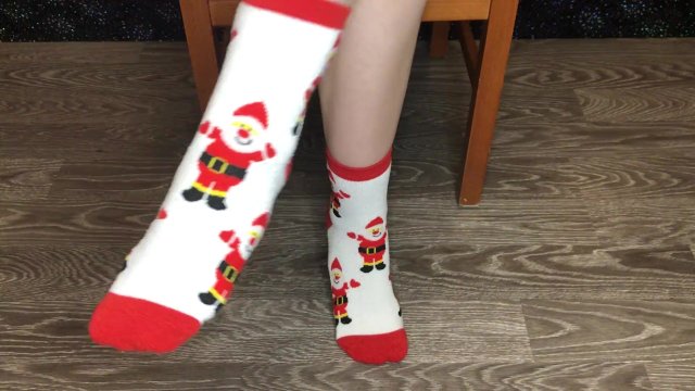 Девушка в новогодних носках показывает стопы фетиш