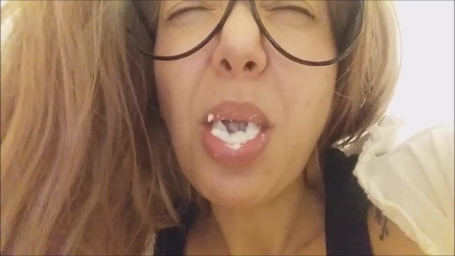 tutto in bocca, è disgustoso ma ingoio....