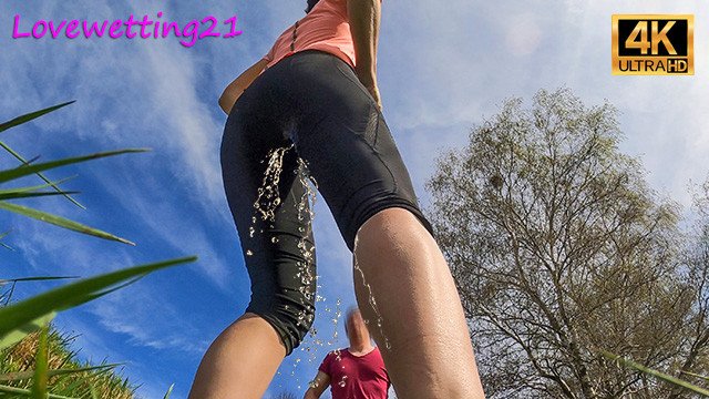 cette joggueuse fait pipi dans son legging devant un inconnu pour baiser
