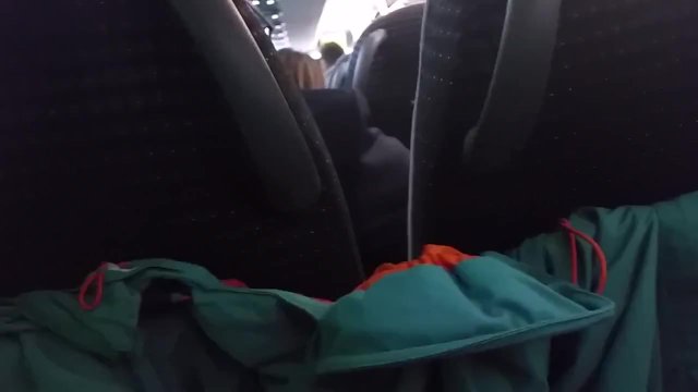 Chico hetero caliente te enseña como masturbarte en público