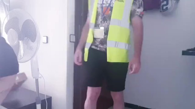 Me follo bien duro al repartidor de amazon