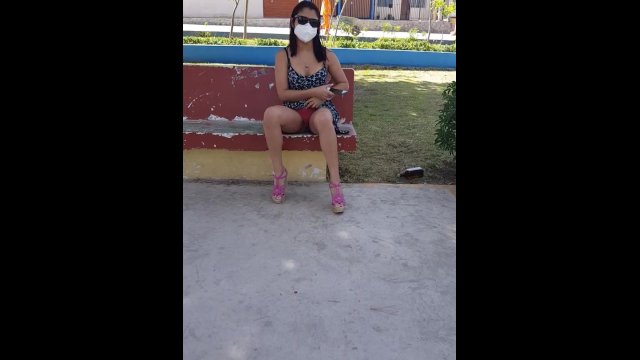 Universitaria venezolana se levanta la falda en el parque