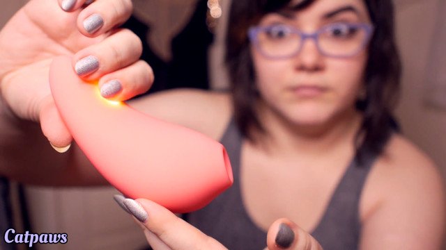 VLOG: Unboxing & Reviewing plusOne Clit Sucking Vibrator!