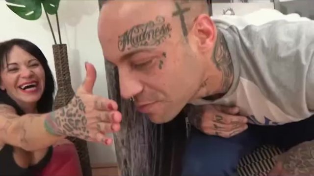 Elige a un chico al que follarse mientras otros dos miran
