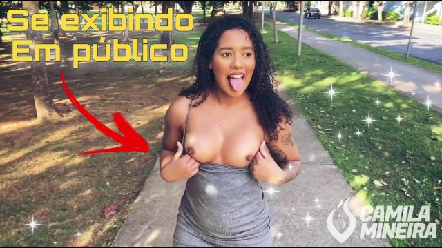 safada se exibindo EM PÚBLICO com um plug no cuzinho