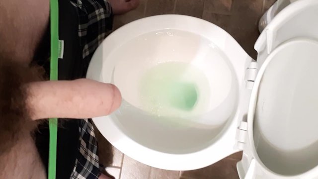 FTM pisse avec son penis bander