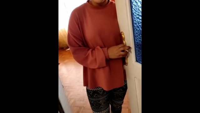 Universitaria se le vence la renta y paga con una mamada y follada