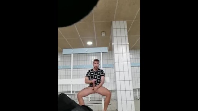 Buena paja en el vestuario del gym