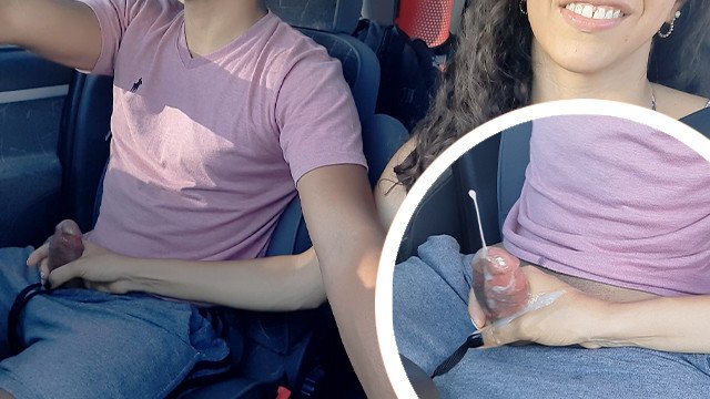 Mi novia me masturba mientras la llevo a casa  Argentina Amateur  ParejaPornhub