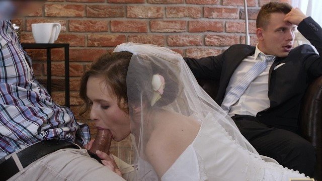 Un couple marié décide de vendre la chatte de sa mariée à bon prix