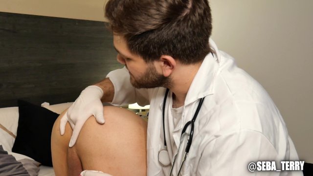 Le queda un juguetito trancado en el culo y el doctor lo 