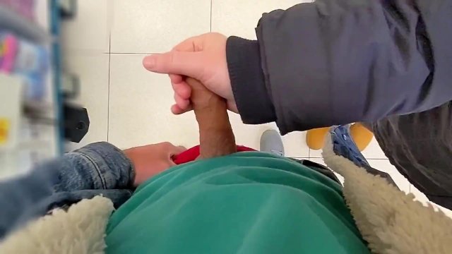 Geiler riskanter Handjob im Supermarkt - Public :P
