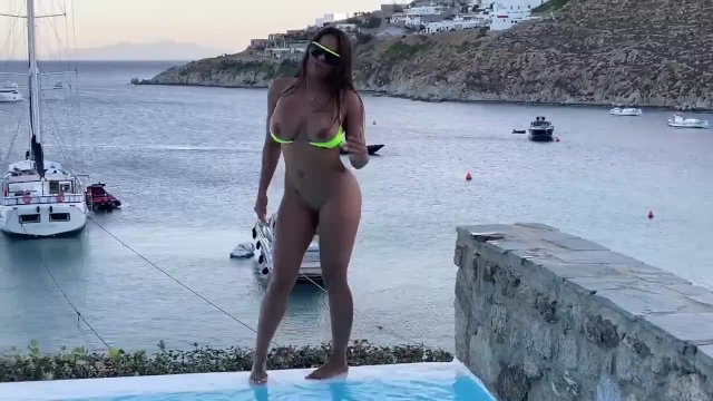 Squirt like a pool Fountain