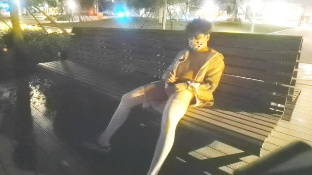 混雑した公園で自慰行為をしている白いストッキングのかわいい男の子