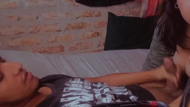 Mi dua me da una mamada mientras juego free fire