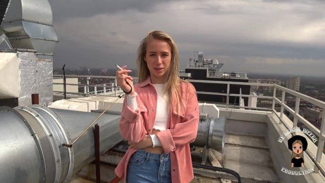 Похотливая сучка чуть не проглотила парню член прямо на улице