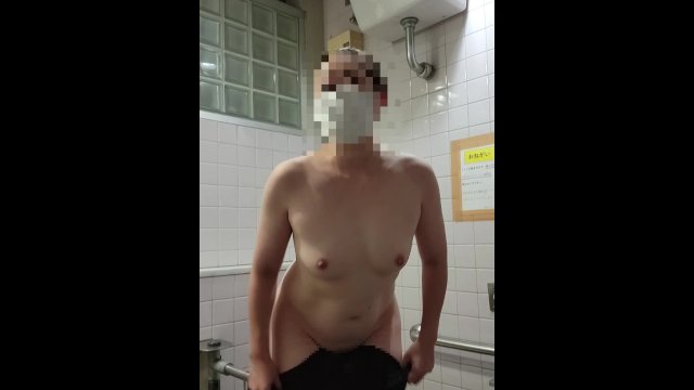 【人妻の露出散歩】痴女が夜の公衆トイレで大量の潮吹きしながら夢中でオナニー