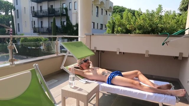 Troia italiana fa un pompino sul balcone della villa al mare (INGOIA TUTTO)
