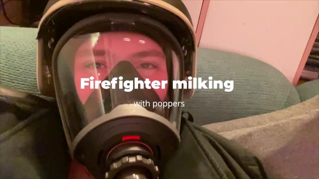 Feuerwehrmann wird gemolken