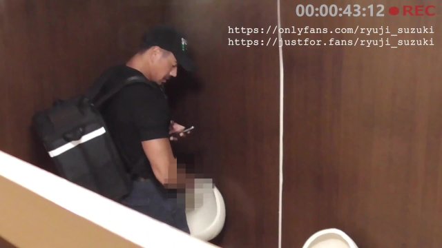 FOOD DELIVERY GUY CAUGHT JERKING OFF