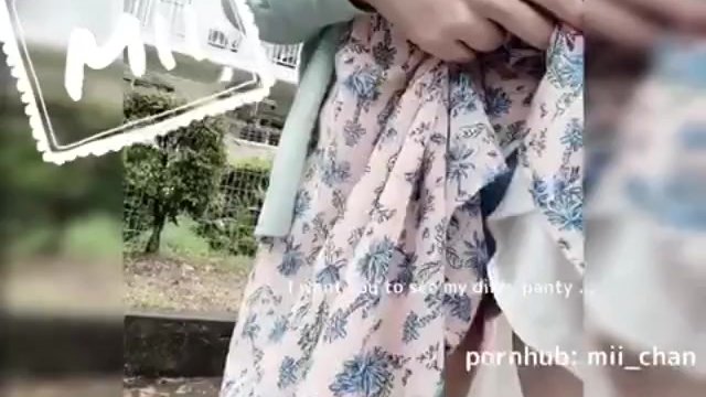 野外放尿した汚パンツを見せつけながら露出散歩するど変態OL