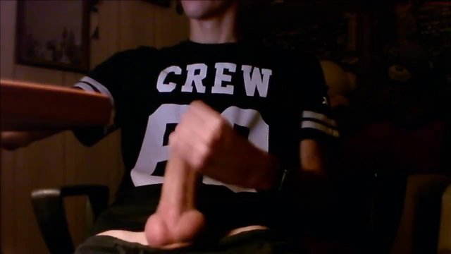 SKINNY GUY CAME JERKING OFF A HUGE DICK