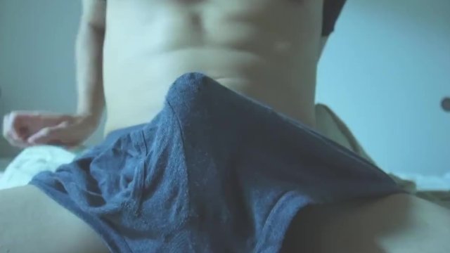パンツに精子が滲んじゃう