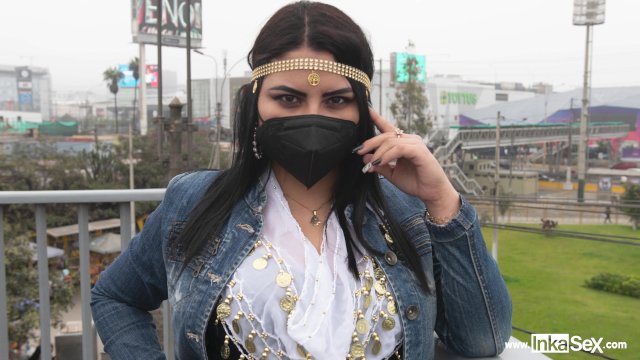 Ginezflowrs, la gitana de mirada penetrante