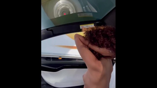 Mi esibisco con il camionista passando di fianco al camion delle Banane Chiquita