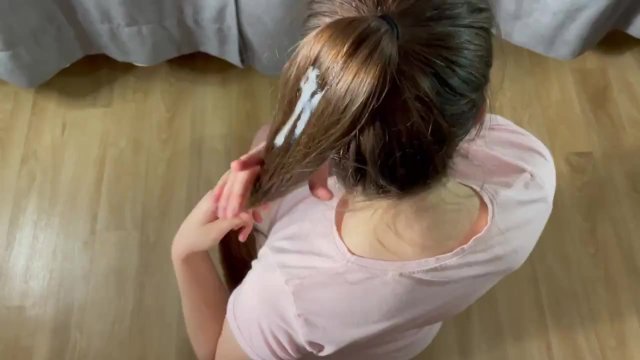втирает сперму в роскошные  волосы. DanaKiss