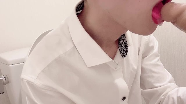 【BL】トイレ中にフェラして欲しいと言われフェラするイケメン社会人