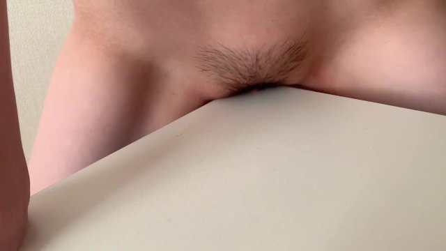 【モザイク薄め】机の角でオナニーしてたらヒートアップして潮吹き【日本人】