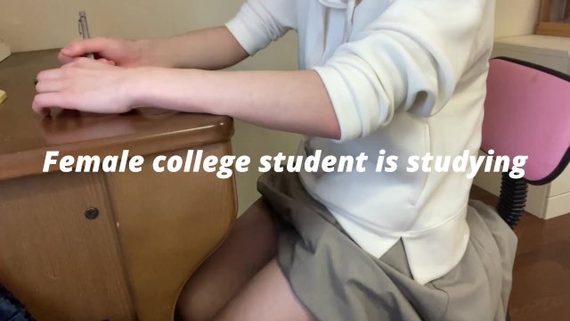 女子大学生が勉強しながら尿意に耐えるがおしっこを我慢できずにおもらし