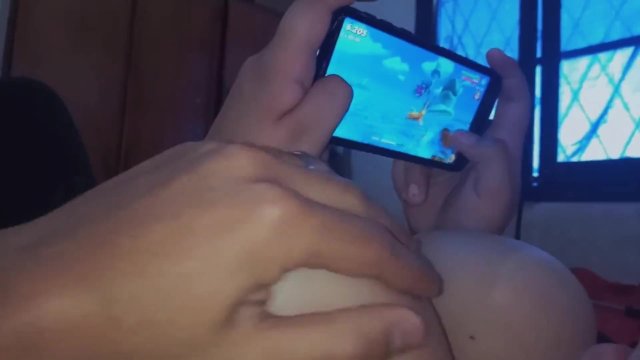 me gusta tocar las tetas grandes de mi amiga mientras ella está jugando