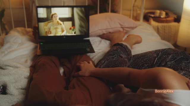 Amateur couple simultaneous orgasm while watching movie
