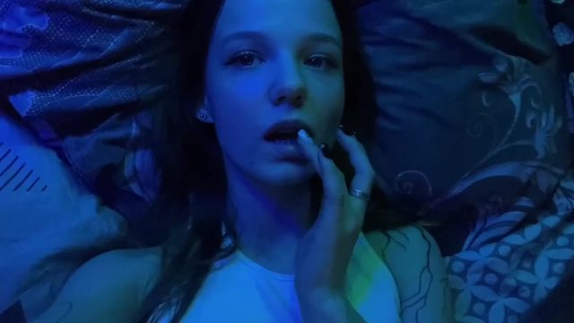 Beauty masturbates her pussy.