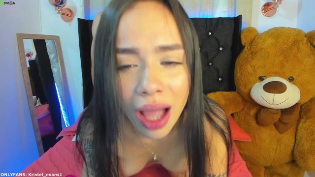 Me penetra rico desde atrás y luego se viene en toda mi cara