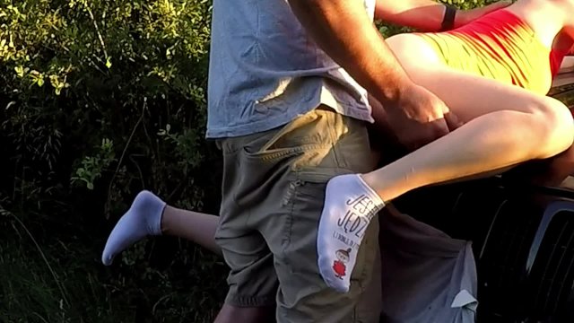 Wyjazd za miasto z przyrodnią siostrą  kończy się seksem przy samochodzie i potężnym wytryskiem