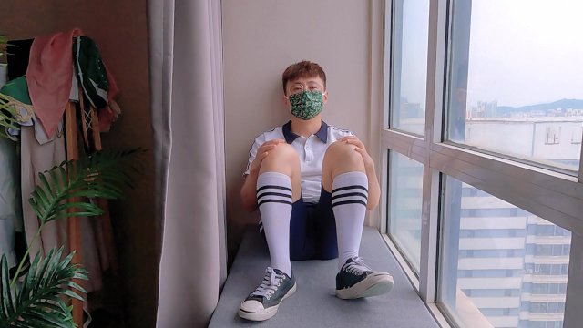 制服姿の男が窓際で自慰行為と射精