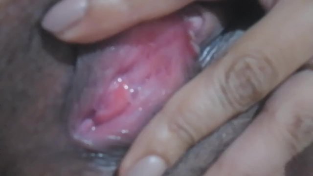 Chica tímida se moja al masturbarse