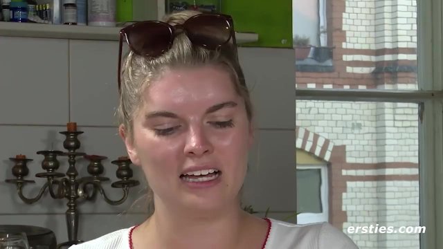 Azubi aus Düsseldorf masturbiert leidenschaftlich vor Kamera
