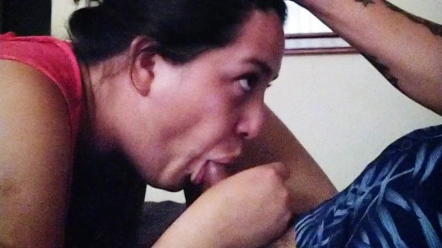 El mejor amigo de mi novio me metió a un hotel y le mame la verga con un dulce