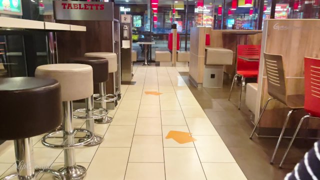 Better than mayonnaise - Bitch gives risky public Handjob in Fast Food Restaurant
