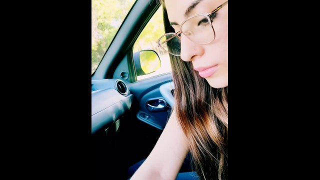 Pendeja puta me la chupa en el auto para llevarla a su casa