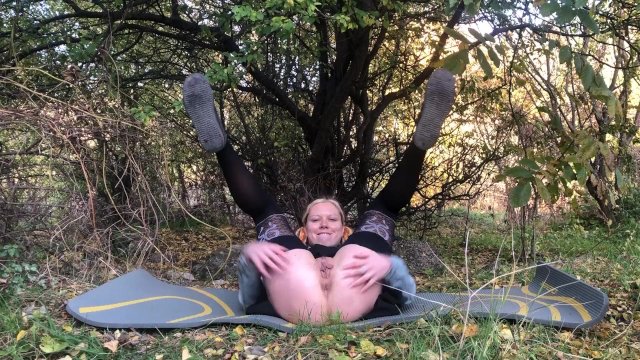 Jenny shows her pussy and plays with dildo in the real public park