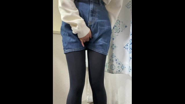デニムミニスカートでおしがましておちびりおもらし